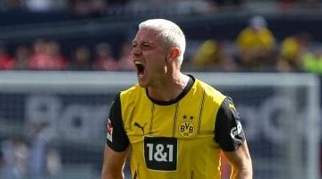 برشلونة يستهدف ضم مدافع دورتموند في يناير لتعزيز الدفاع