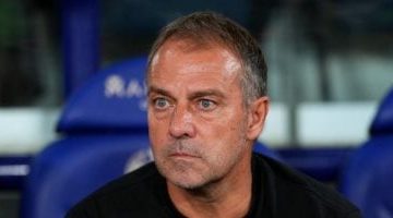 تحليل موقف فليك بشأن تجديد عقده مع برشلونة وأثره على مستقبل الفريق