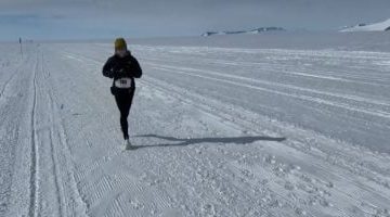 كاثرين درايسديل تصنع التاريخ كأول سيدة تفوز بماراثون الجليد في القارة الجنوبية