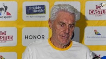 مدرب جنوب أفريقيا يعتذر رسميًا لتهدئة التوتر العنصري قبل أمم أفريقيا